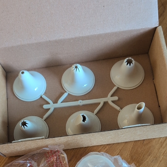 Pampered Chef Decorating Tool New in Beige Box - Picture 4 of 4